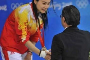 郭晶晶回應「出軌」,瞬間衝上熱搜,全網炸了:難以接受