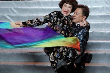 84歲女星周遊高調秀恩愛,被小10歲丈夫公主抱,對方直言想生兒子