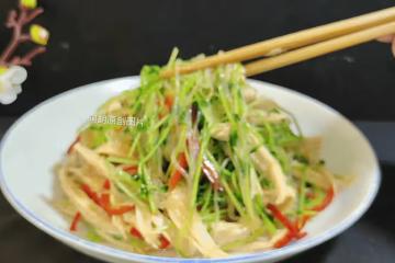 伏天流汗多該吃此菜,3塊一把的「菜中人參」!燙一燙拌一拌,吃出滿口清爽