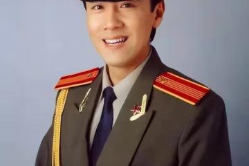 他曾給中央領導獻唱，卻因穿和服引眾怒，如今事業回春仍飽受爭議