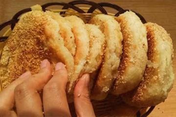 一斤面,一斤水,一碗芝麻,不揉面,不用烤箱,做出香酥芝麻燒餅