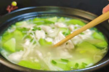 黃瓜苦瓜靠邊站,處暑後這菜該吃了!隨手煮一碗湯,鮮爽好胃口、滑嫩不膩