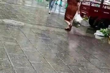 重慶女子出門買菜忘記穿外套,被圍觀後趕緊用頭髮遮臉……