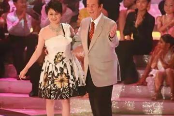 78歲賭王不用試管也能生女,網友發現五太的初戀男友才是人生贏家