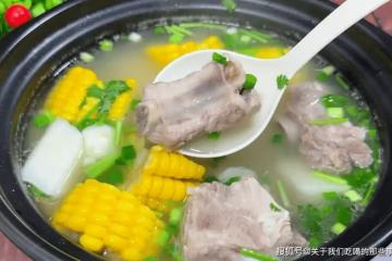 燉排骨湯，牢記「3不放3竅門」，肉香湯鮮無腥味，一碗不夠喝