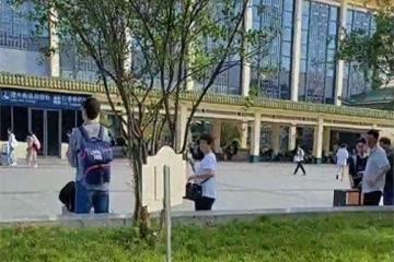西安火車站工作人員阻止乘客坐花壇，官方回應來了，網友熱議不斷