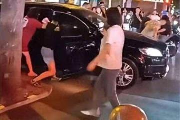 河北一女子撞破老公出軌,結果被小三當眾羞辱,言語攻擊!