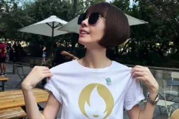 54歲魯豫巴黎看奧運,打扮時髦看起來像24歲,難怪能迷住