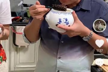 黃一山現身豪宅吃佛跳牆，大口吃鮑魚海參太滿足，已定居內地19年