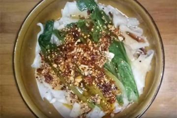 油潑褲帶面,只要注意這兩點,你也能把面抻的很長,還不會扯斷