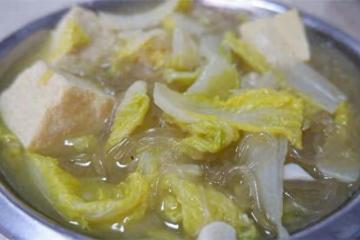 東北白菜凍豆腐，燉菜中最簡單的，鮮熱香，秋天吃一口太過癮了