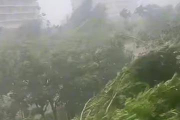 颱風摩羯登陸海南文昌，暴雨下到天地間白茫茫一片！
