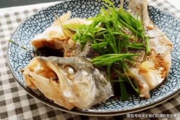 蒸魚別只會放料酒和鹽！教您幾個技巧，魚肉鮮嫩不腥，營養解饞