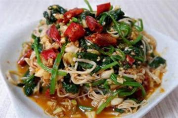 這道涼拌菜要收藏了,菠菜拌金針菇,鮮香辣,這個涼拌料才是關鍵