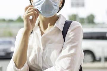 女子銀行撿3條金鍊1個金鐲死不認帳，網友怒批：太無恥！