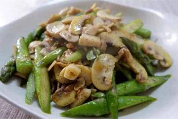 蘆筍和口菇這樣炒,加對調料,鮮香嫩,好吃下飯,素菜也過癮