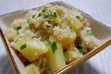 電飯鍋飯菜,好吃的土豆燜飯,飯菜一鍋出,濃香微咸,比煲仔飯香