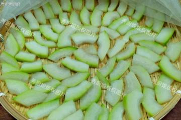 秋天遇到這菜別手軟，買20斤曬乾，比新鮮的還好吃，冬天燉肉超香