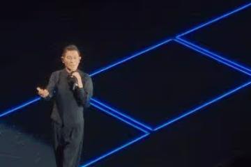 劉德華這一摔,暴露了他的「尷尬處境」,網友:趕緊學學刀郎吧