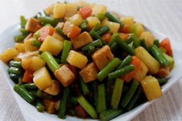 家常下飯菜蒜苔土豆塊，簡單易做，拌飯吃特別給力，靠譜懶人做法