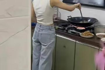 27歲女子在做飯，表哥急得直發愁：長這麼漂亮，為啥嫁不出去？