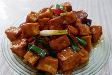 蒜香豆腐新做法,豆腐蒜香濃郁,外酥里嫩,吃著香辣過癮,先收藏