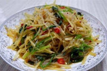 土豆絲不要光炒了,學會這樣做,加入菠菜粉絲,爽口好吃又過癮