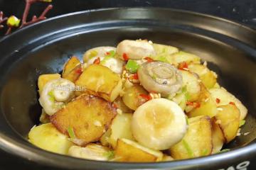土豆和它炒太絕了,少有人知道這樣吃!一蒸一炒,外焦里嫩、口口留香