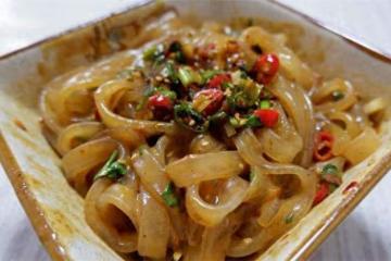 寬粉新吃法，一道麻醬流汁寬粉，呲溜一口就是一大碗，真過癮