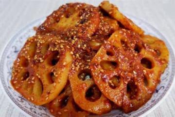 教你香辣藕片的靠譜做法,煮藕拌料是關鍵,學會了也能在家自己做