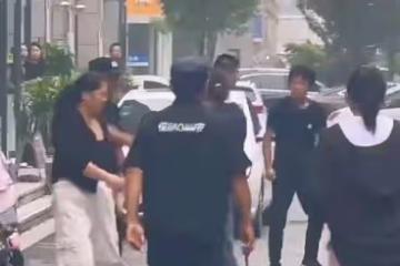 慣子如殺子！山東濟寧男孩當街暴打親媽，網友炸鍋！