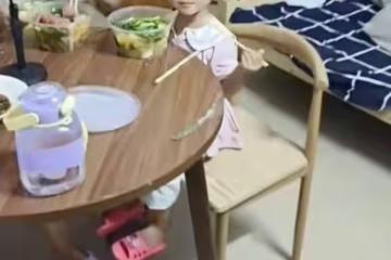 凌晨跑外賣回家，見妻女吃50元麻辣燙，丈夫發怒是委屈，更是心酸