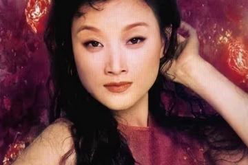 57歲宋祖英高齡產子，近照曝光，身後的男人瞞不住了.