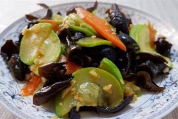 愛吃西葫蘆記得收藏，加入蒜蓉味道就是棒，蒜香十足，一盤不夠吃