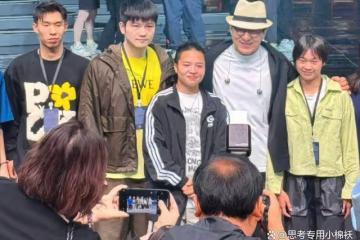 全紅嬋個性休閒裝出鏡：再次與樊振東同框，70歲成龍摟住她的肩膀
