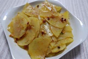 土豆片新吃法，一道香辣土豆片，簡單一拌就做好，吃著也超級過癮
