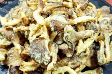 炸蘑菇,到底用澱粉還是麵粉,教你正確做法,外酥里嫩涼了不回軟