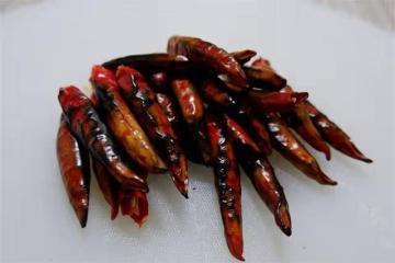 一把干辣椒,用火烤了做一道下飯菜,焦香十足,吃起來特別過癮
