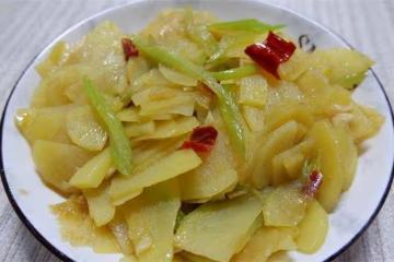 一個土豆兩根芹菜,做一道芹菜土豆片,鮮香好吃,換著方法吃土豆