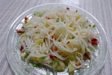 在家也能做大廚，一道涼拌白蘿蔔絲，爽口脆辣又解膩，吃著真過癮