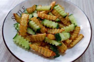 土豆和黃瓜搭配一道小菜，撒點鹽和胡椒粉，吃起來味道嘎嘎香