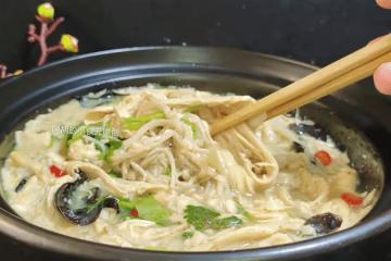 腐竹和它完美結合,不僅夠味還高蛋白!簡單燒一碗,軟嫩十足、滿口鮮滑