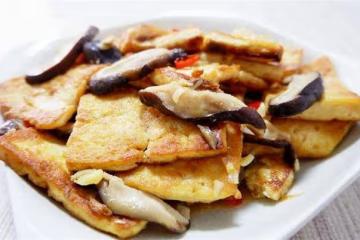 香菇和豆腐做一道下飯菜，豆腐焦香，濃香好吃，做起來很簡單