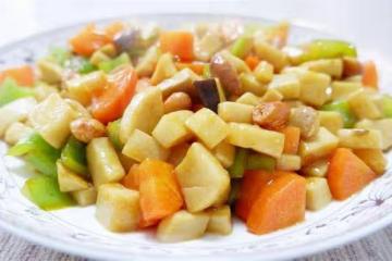 簡單好吃的家常菜,一道宮保杏鮑菇,鮮香美味,用勺子吃特別過癮