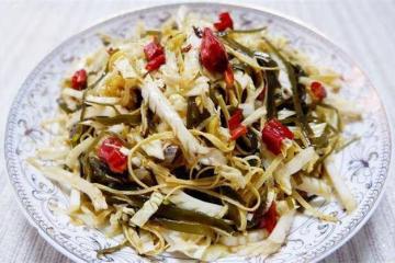 用白菜做涼拌菜也非常給力,加入海帶和干豆腐,酸辣脆爽,真好吃