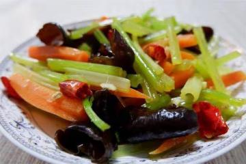 一道簡單的涼拌小菜，三種有營養的食材，簡單幾步，營養好吃