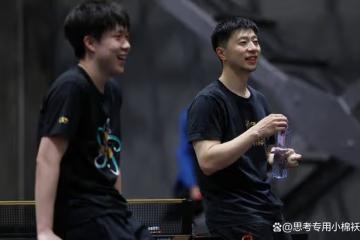 國乒適應場地：馬龍與王楚欽黑衣黑褲出鏡，還有同款標誌性笑容