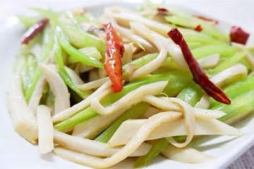用芹菜和杏鮑菇做一道素菜，脆嫩鮮香又有營養，家常做法簡單易學