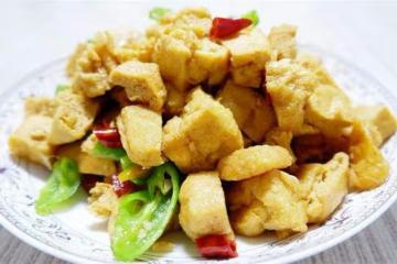簡單易做的家常菜，油豆泡新吃法，微辣咸香，滿滿的湯汁真給力