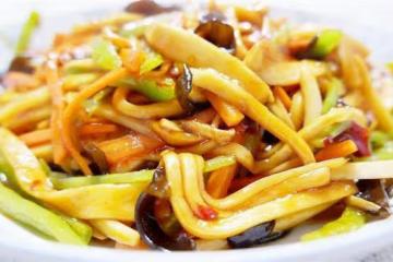 杏鮑菇這樣做也特別好吃，一道香炒杏鮑菇，做法簡單，吃著過癮